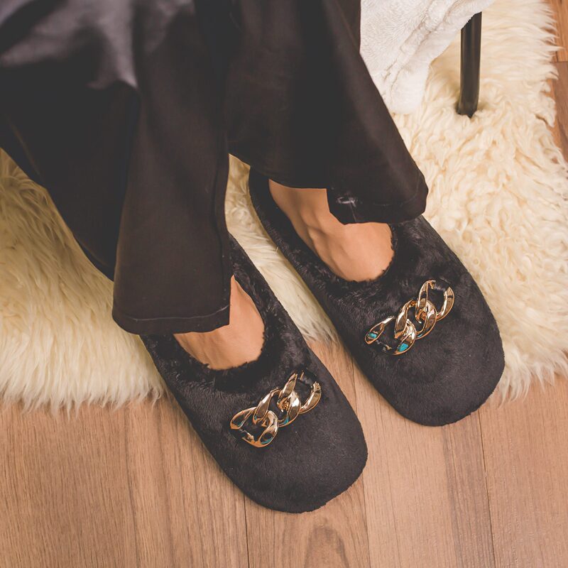 Light Holiday-Style Furry Shoes for Women, Fleece-Lined, Warm Slip-Ons, Black Cotton Slippers with Metal Chain Decoration