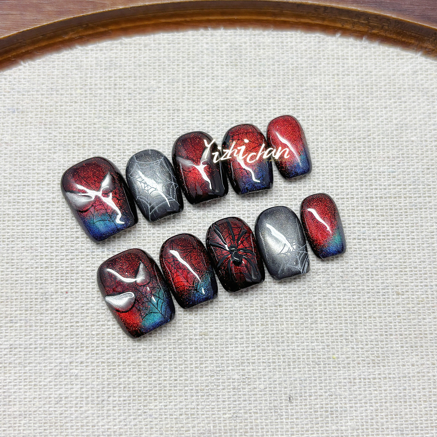 [Spider-Man] Trendy and cool anime-themed red and blue cat-eye handmade nail art that brightens the complexion and creates a stylish atmosphere.
