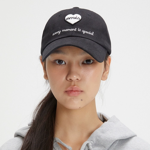 Черная шапка, значок в форме сердца, бейсболка, кепка, с вышивкой