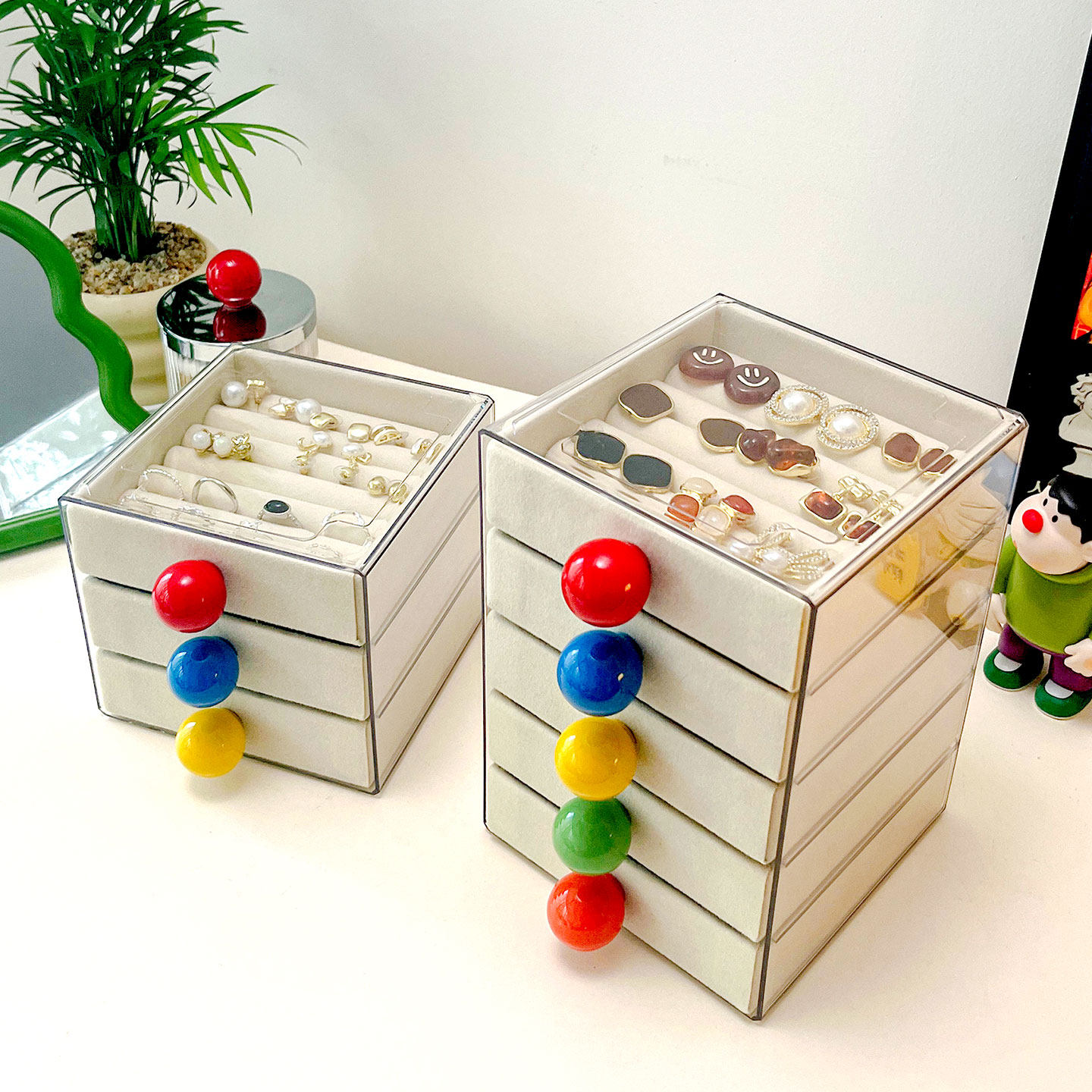 高級感あふれる、精巧な大容量ジュエリー収納ボックス。イヤリング、スタッドピアス、ブレスレットなどのジュエリーを収納できます。酸化防止機能付き。