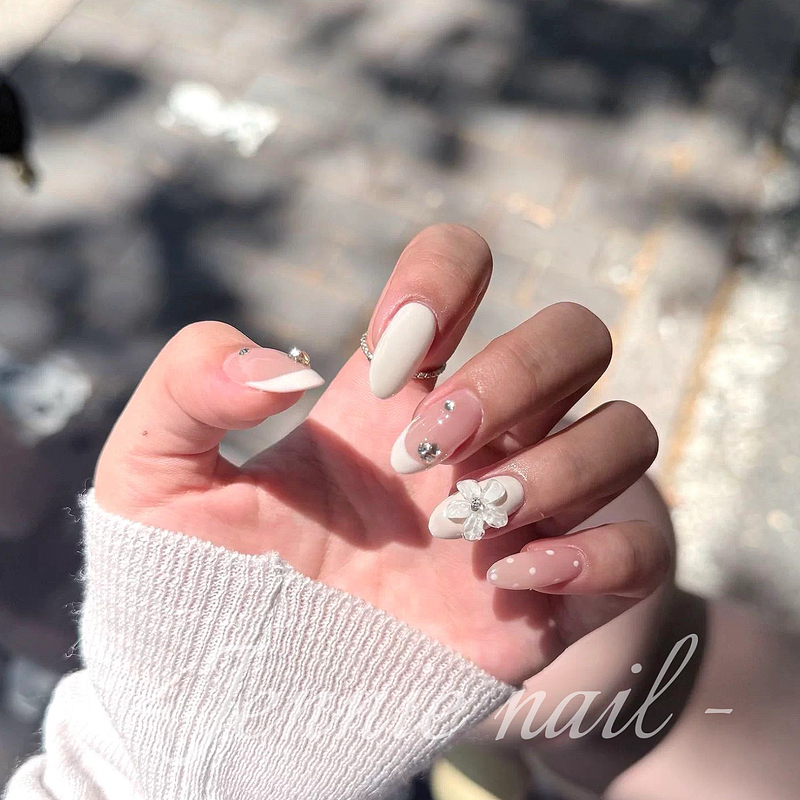 Nude French-Style Handmade Wearable Nails with White Carved Patterns and Diamond Embellishments, Gentle Manicure with a High-End Feel, Perfect for Wedding Photos and Makes the Skin Look Fairer Nude French-Style Handmade Wearable Nails with White Carved Patterns and Diamond Embellishments, Gentle Manicure with a High-End Feel, Perfect for Wedding Photos and Makes the Skin Look Fairer