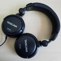 TASCAM TH02 electronic drum keyboard synthesizer electronic organ electric piano music multi-function monitoring headphones