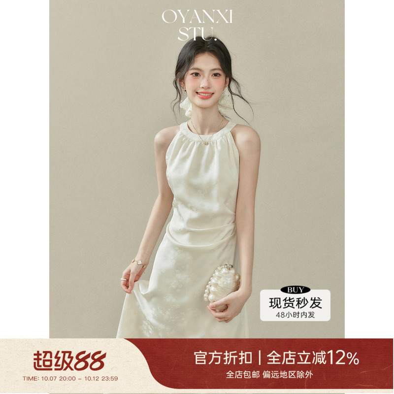 Ouyang Xiwei, a Slightly Chubby Woman, Wears a New Chinese-Style Apricot-Colored Halter Neck Sleeveless Dress with a Cinched Waist That Makes Her Look Slimmer