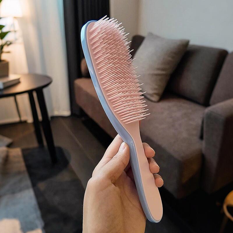 The Fine-Toothed Comb Is the Same Style Used by the Little Princess to Create a Fluffy Hairline. It Is a Clever Massage Comb for Student Dormitories That Glides Smoothly and Doesn'T Get Tangled