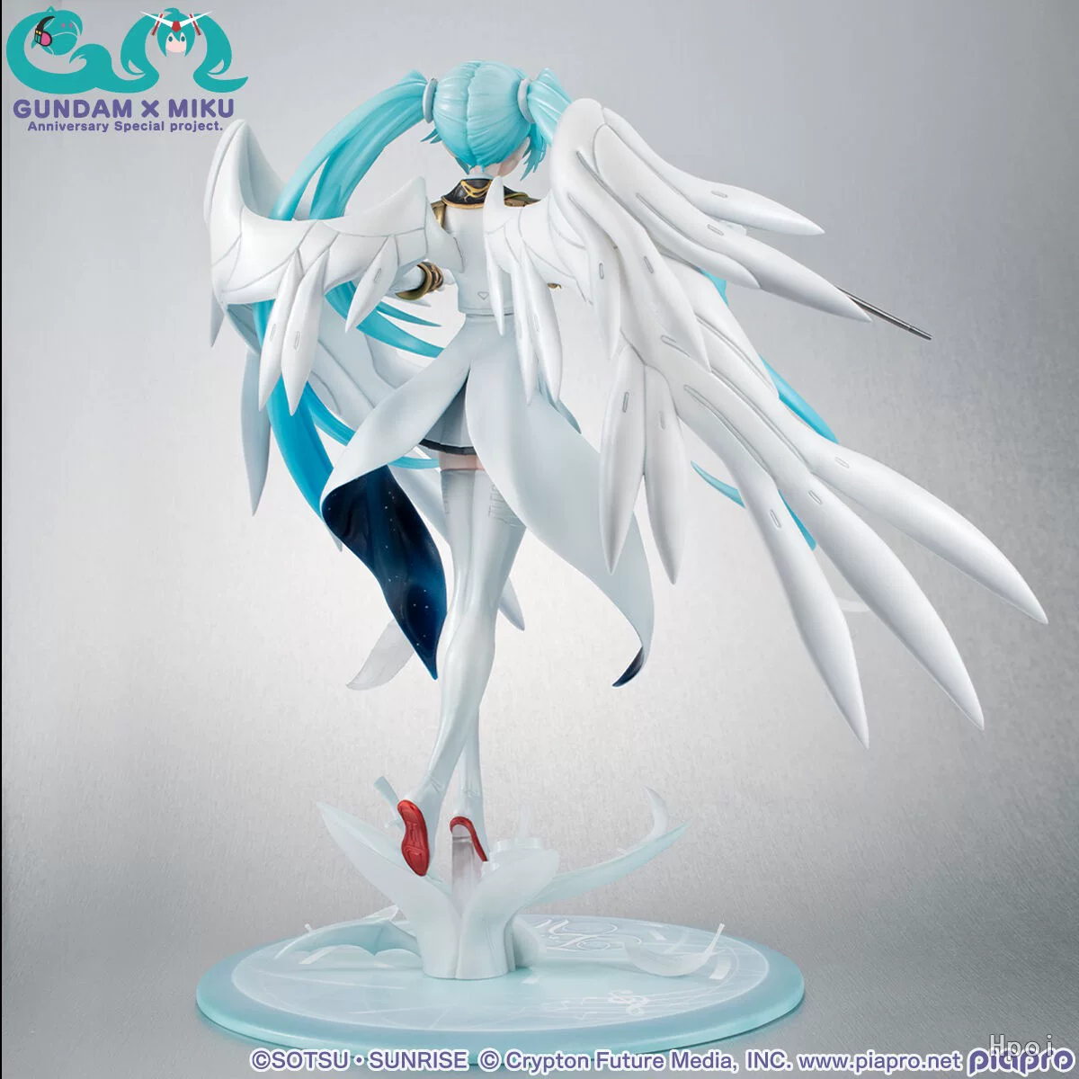 Коллекционная фигурка MegaHouse Lucrea Hatsune Miku x Gundam Wing Zero, совместная модель 45-летия, детализированная скульптура