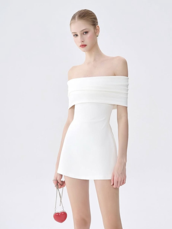 Show Ingenuity Fashionable and Intellectual Off-Shoulder Low-Cut Dress with a Cinched Waist That Accentuates the Figure
