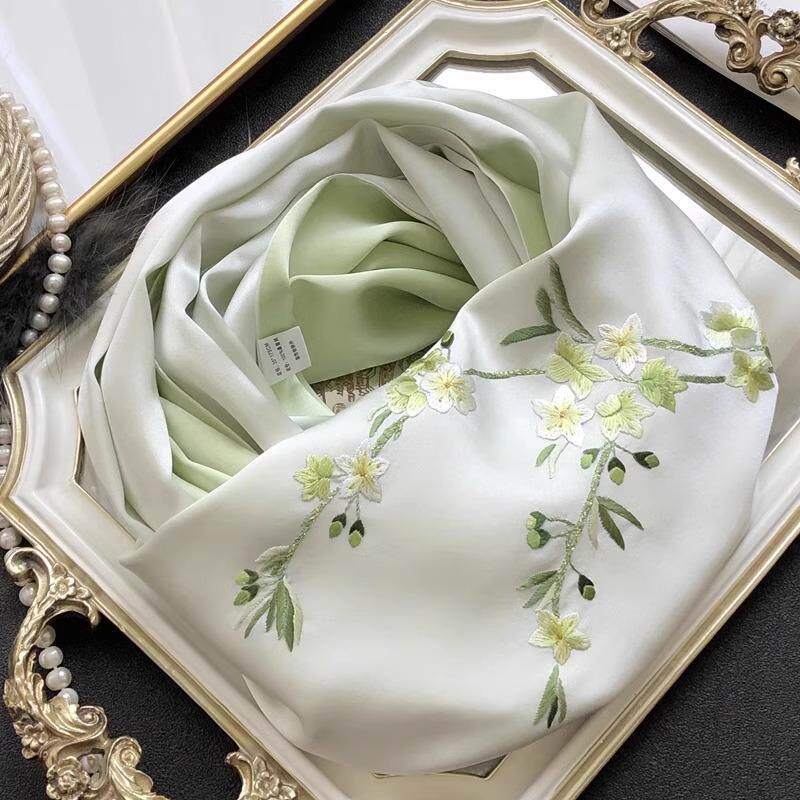 High-end silk embroidered scarf, made of mulberry silk and Suzhou embroidery, a versatile gift for mothers, often featuring cheongsams, shawls, and silk scarves.