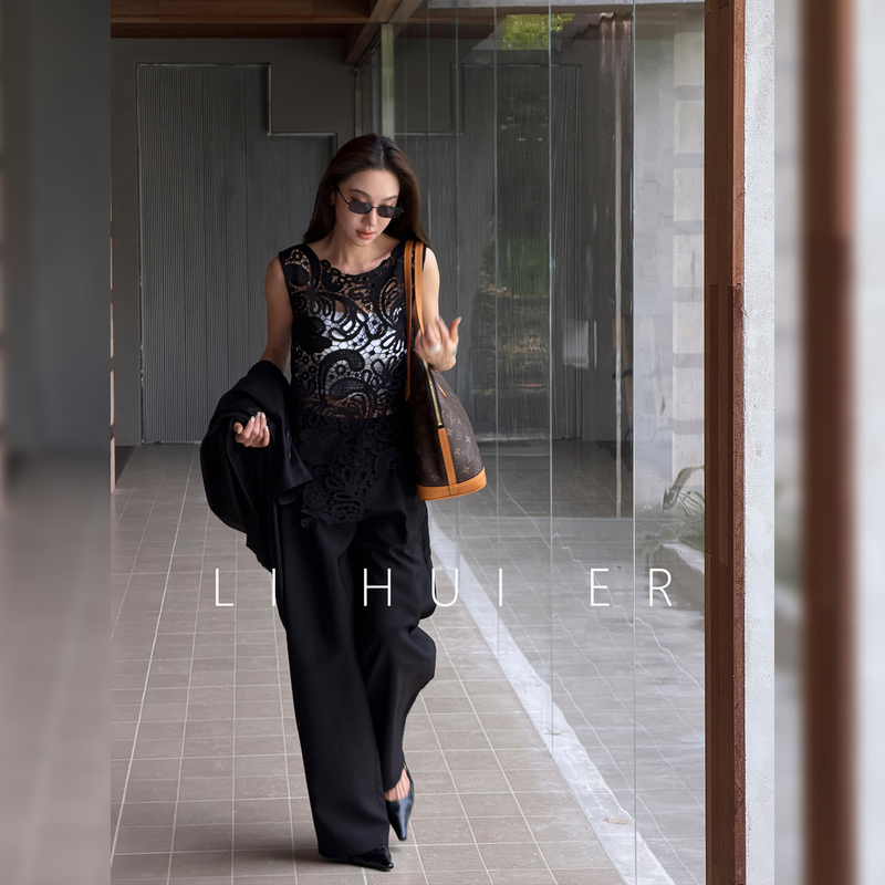 Li Hui Er (Li Hui'Er) Summer New Lace Hollow Crochet Black V-Neck Sleeveless Vest Top Li Hui Er (Li Hui'Er) Summer New Lace Hollow Crochet Black V-Neck Sleeveless Vest Top