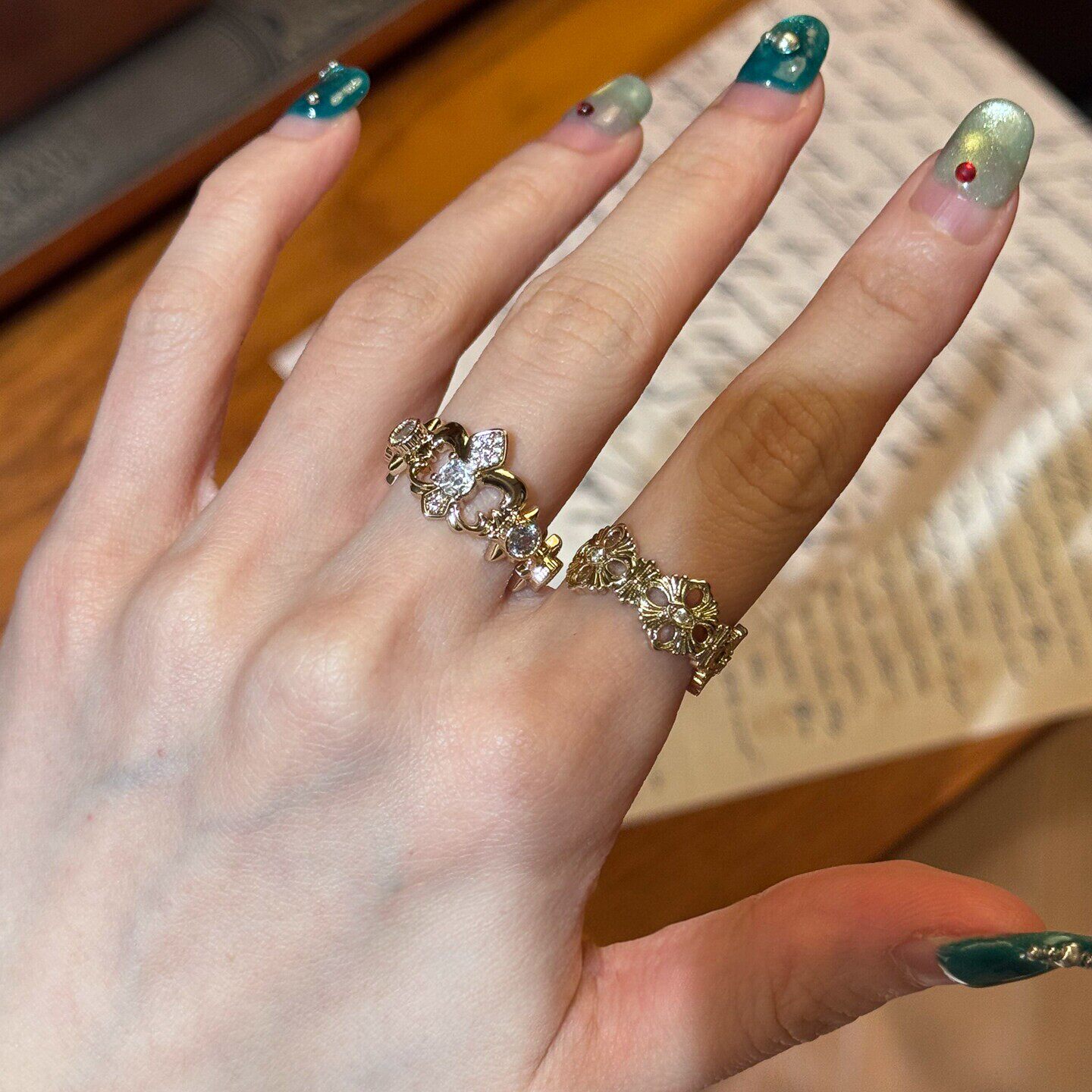 Bague papillon et fleur d iris ouverte vintage dorée_voghion.com