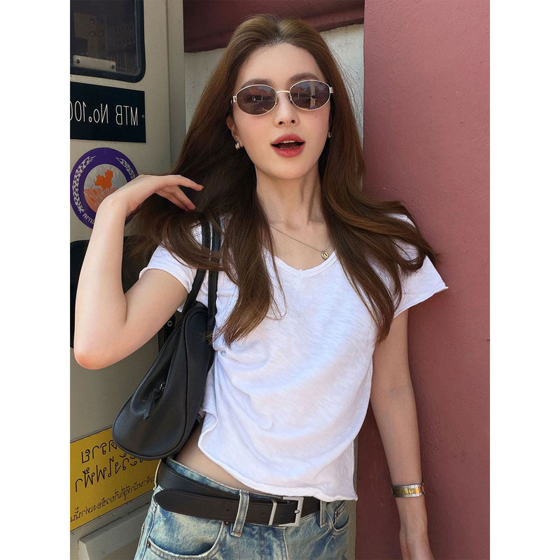 Fiery Old Money Style V-Neck Short Sleeve T-Shirt for Women, New Slim Fit Short Version, Slimming and Versatile Basic Style with Rolled Hem Fiery Old Money Style V-Neck Short Sleeve T-Shirt for Women, New Slim Fit Short Version, Slimming and Versatile Basic Style with Rolled Hem