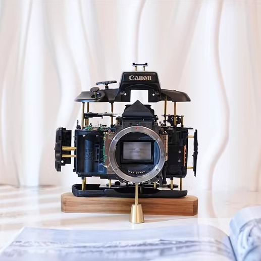Handicrafts of old craftsmen, space explosion camera, real machine, dismantled camera, villa ornaments/three-dimensional antiques