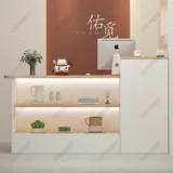 Простой современный корпоративный отель, салон красоты, стойка регистрации, интернет, знаменитости, модный кассовый магазин, небольшой барный столик