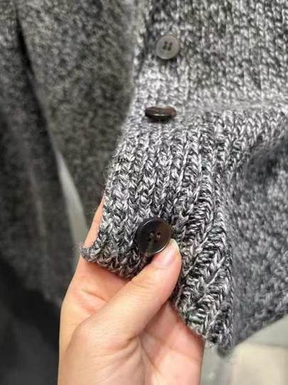 Chaqueta suéter de cuello alto gris retro francés para mujer invierno 2024 nuevo cárdigan de punto de lana pura corto suelto