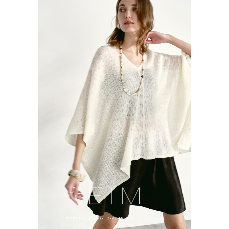 Eim Selects Natural 100% Linen Yarn for a Quiet Luxury Holiday Vibe, a Loose-Fitting Integrated Knit Cape Top Eim Selects Natural 100% Linen Yarn for a Quiet Luxury Holiday Vibe, a Loose-Fitting Integrated Knit Cape Top