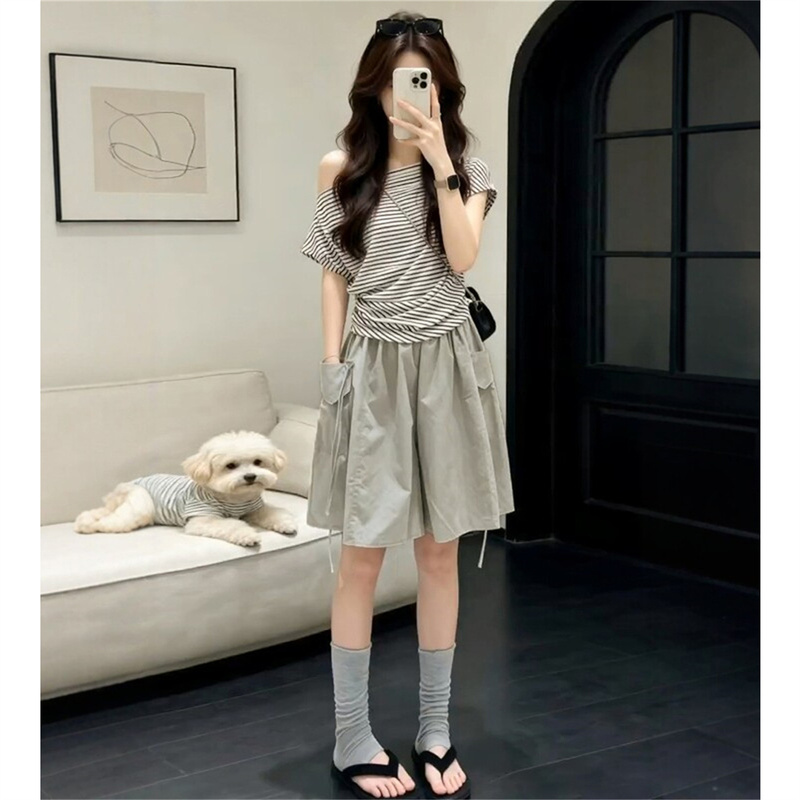 New Stylish and Fashionable Casual Suit for Women, Summer Waist-Cinching, Off-Shoulder Short-Sleeve, Slimming Korean-Style Loose Shorts Two-Piece Set