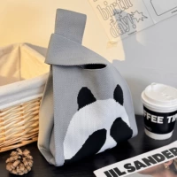 Серая панда с завязанными глазами