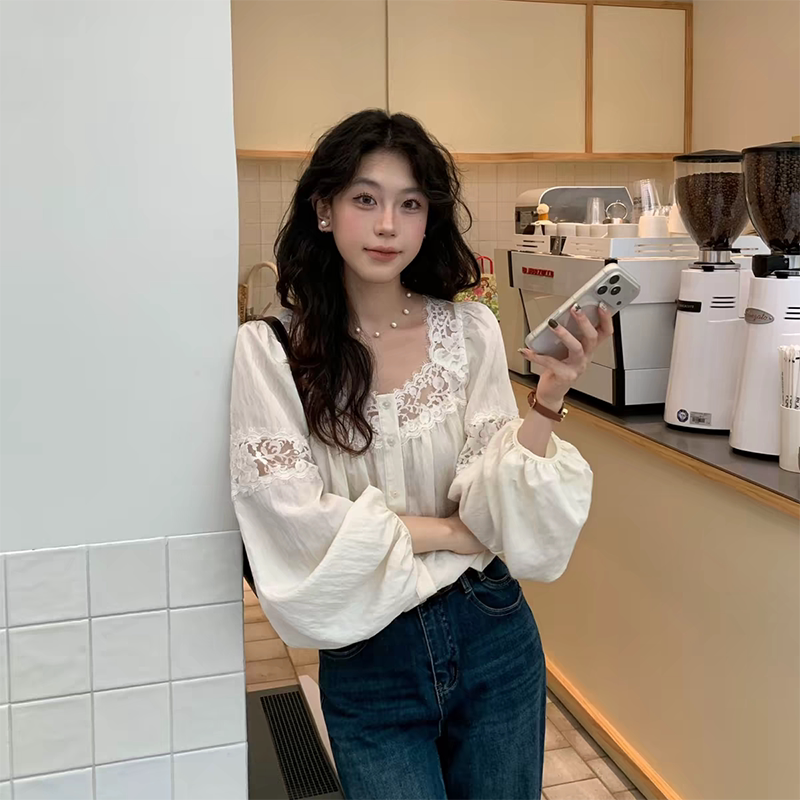 French-Style White Square-Neck Long-Sleeved Shirt for Women, New Autumn Style, High-End Fashion, Lace Splicing Design, Elegant Top