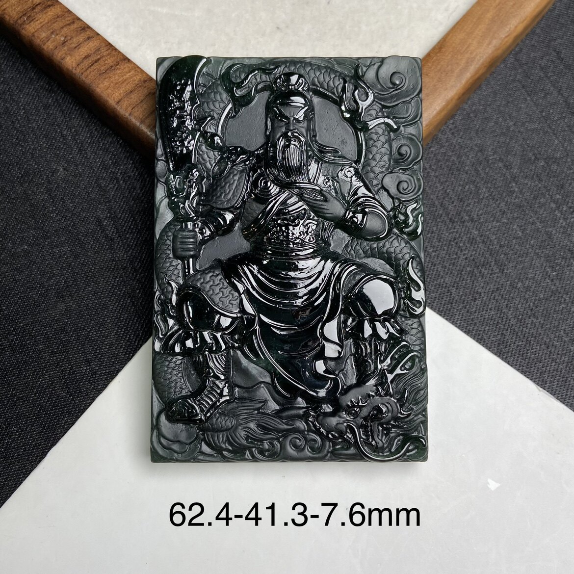 翡翠関羽軍神財神像、7X3，天然ジェイダイト・黒い玉手箱