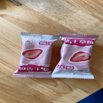 Freeze-dried strawberry crisps whole chocolate-coated yogurt blocks pure pulp Internet celebrity dried fruit snacks independent small packaging