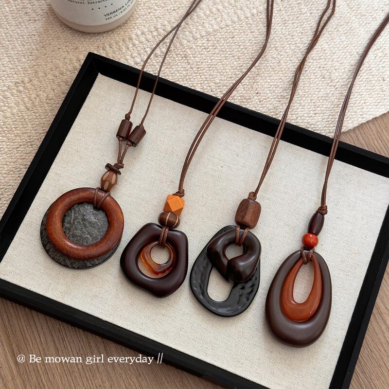 Retro Old Money Style Asymmetrical Necklace for Women, Oval Wooden Pendant, Versatile and Elegant Sweater Chain, High-End Accessory