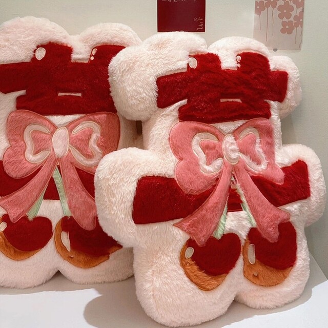 Pillow wedding room wedding decoration bed press dolls pair of cute wedding dolls with bows and dolls decoration supplies