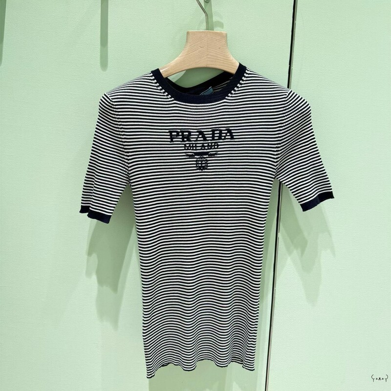 Prada/Prada New Classic Chest Embroidery Letter Contrast Stripe Knit Short-Sleeve T-Shirt for Women and Men
