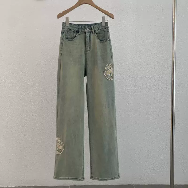 [Asymmetric high waisted jeans with embroidered patch in vers]