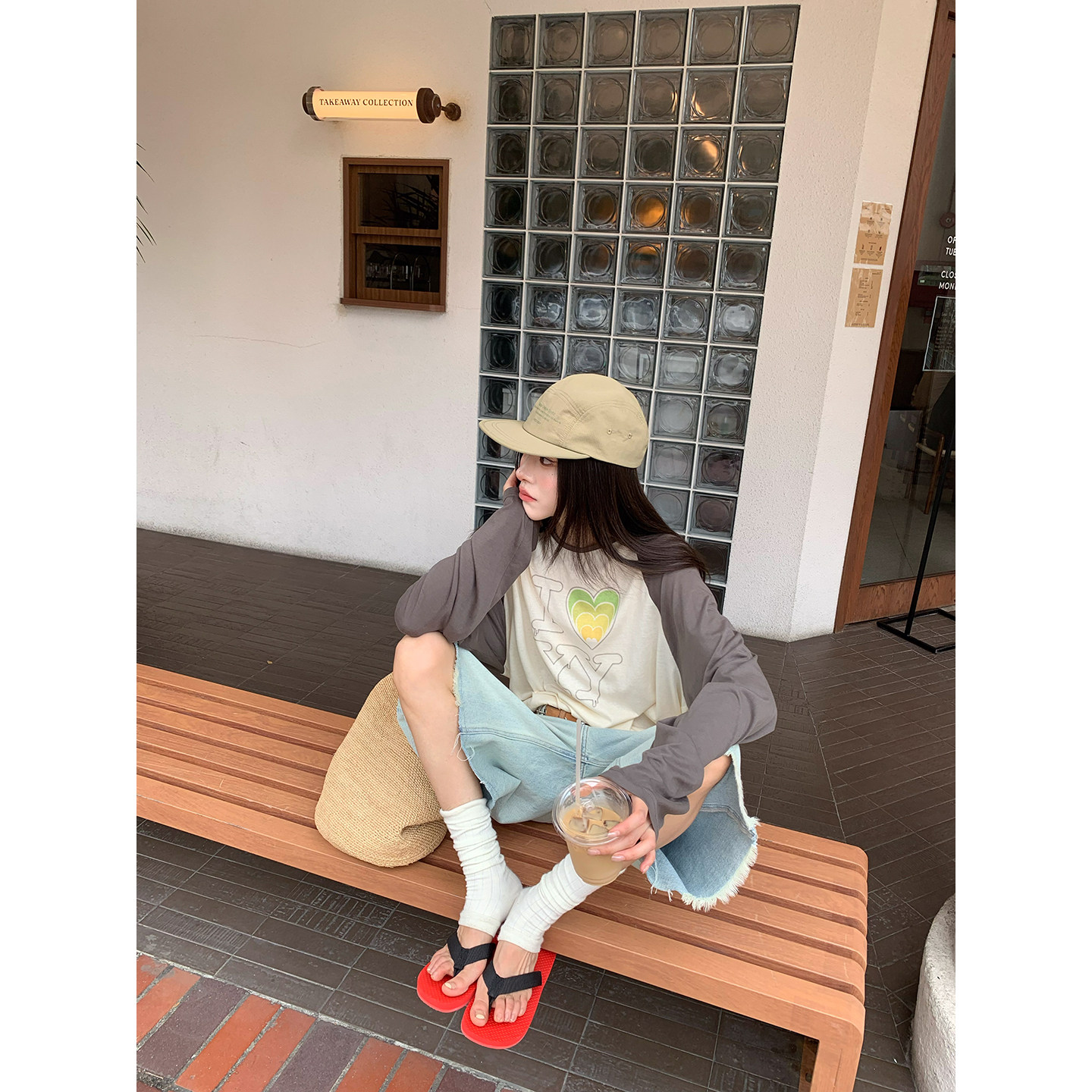 Супер удобная футболка 2026 с контрастной вставкой и принтом, свободного кроя