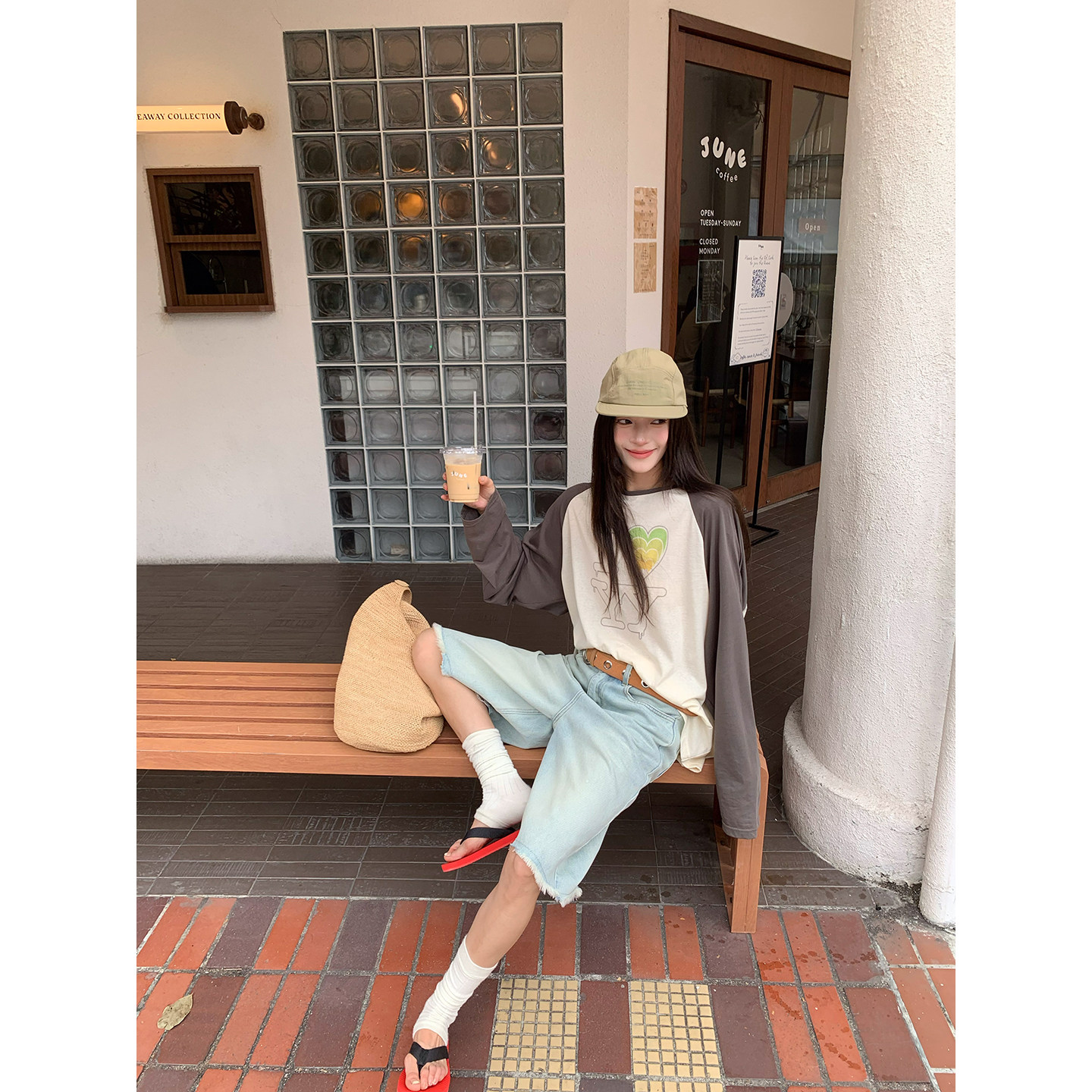 Супер удобная футболка 2026 с контрастной вставкой и принтом, свободного кроя