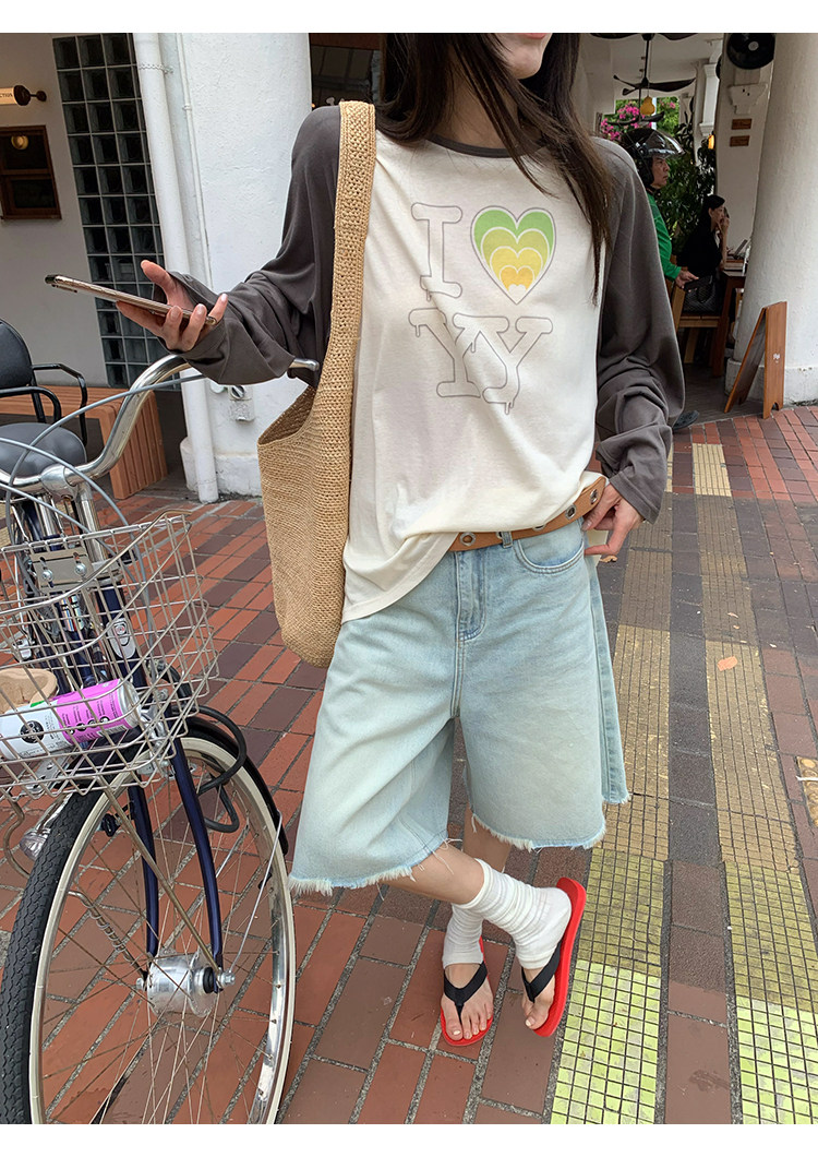 Супер удобная футболка 2026 с контрастной вставкой и принтом, свободного кроя