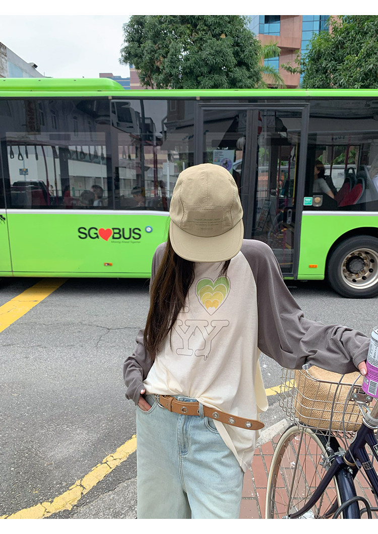 Супер удобная футболка 2026 с контрастной вставкой и принтом, свободного кроя