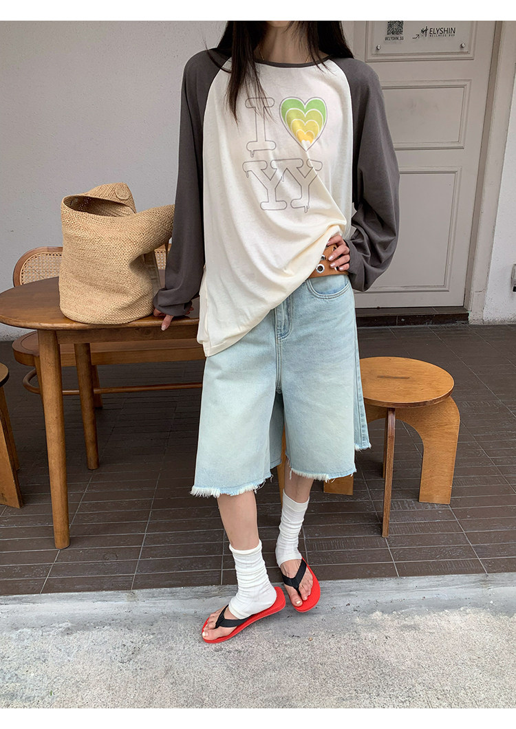 Супер удобная футболка 2026 с контрастной вставкой и принтом, свободного кроя