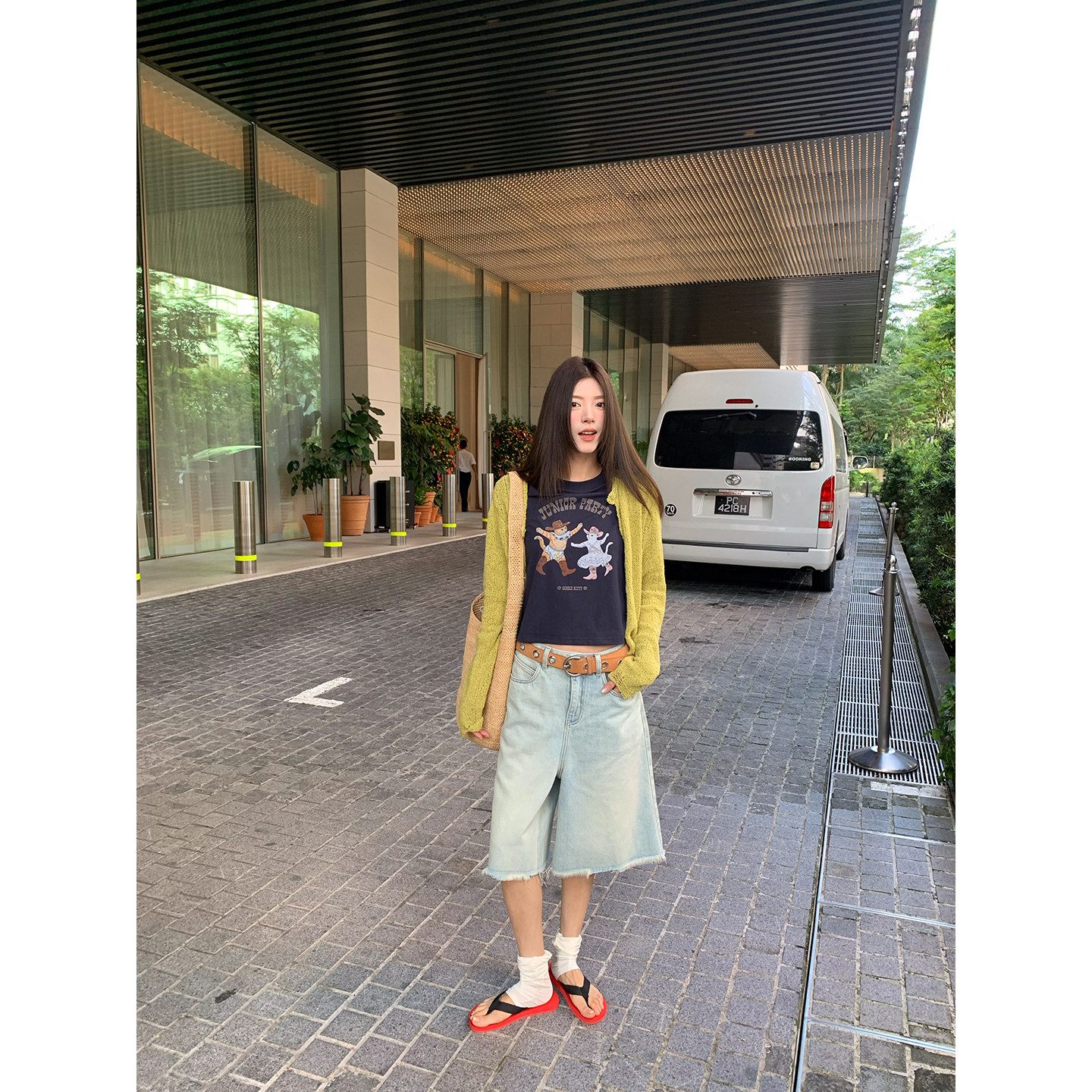 Супер милая новая модель 2026 приталенная футболка с принтом букв Dancing Kitten