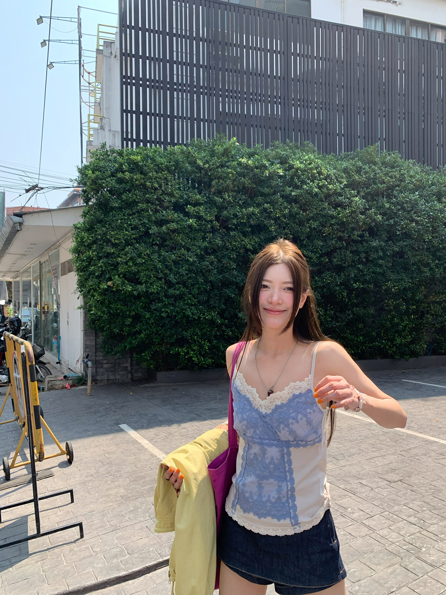 Французский кружевной топ на бретелях с контрастной отделкой