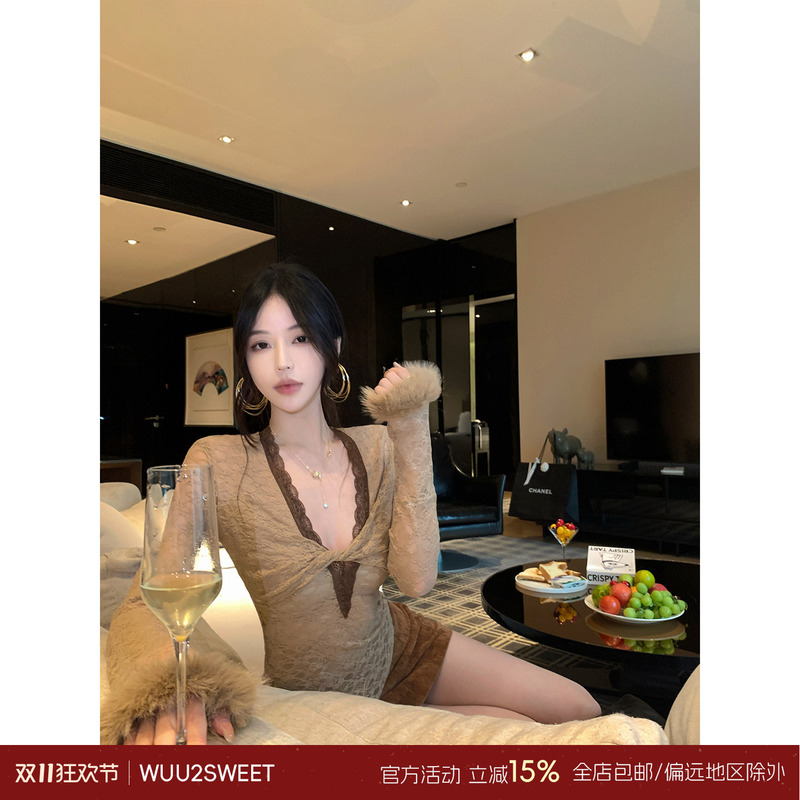 Wu Taitian Pure Desire Sexy Lace Jacquard T-Shirt for Women Slim Fit V-Neck Color-Block Trim Inner Layer Early Autumn Top Wu Taitian Pure Desire Sexy Lace Jacquard T-Shirt for Women Slim Fit V-Neck Color-Block Trim Inner Layer Early Autumn Top