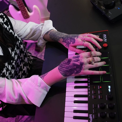 Yajia/Akai Office Direct Business ｜ MPK Mini Plus 37 MIDI -клавишная аудио -последовательность контроллера Strike Pad