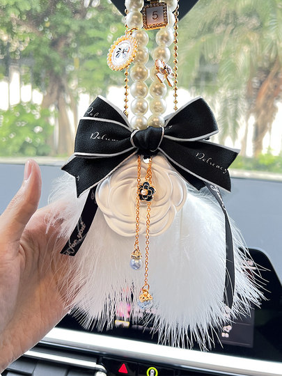 德国汽车挂件2025新款女高级感山茶花扩香石香薰网红车载吊坠礼盒