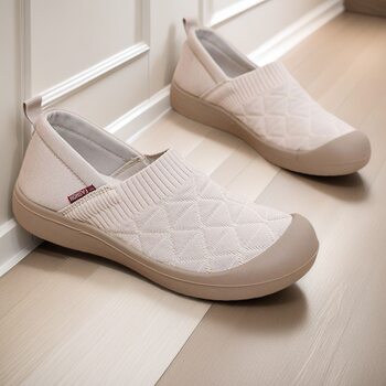 2025 Spring New Style Old Beijing Cloth Shoes for Women, Breathable, Non-Slip, Slip-On Mom Shoes, Soft Sole Casual Women's Shoes, Single Shoes