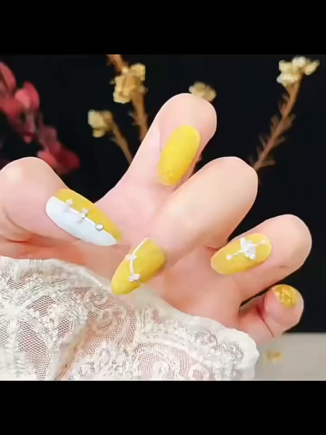 这个明黄甲片，是中式优雅的神来之笔！_穿戴甲_淘宝美妆网