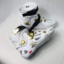 A complete pair of flower shoes HK. Please indicate the number of buckles. The skates include flat left and right shoe shells.