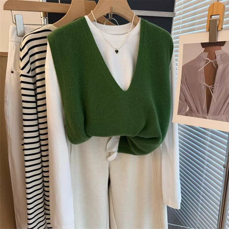 Deep V-Neck Green Knitted Sweater Vest for Women, Autumn and Winter Sleeveless Loose Casual Versatile Top Deep V-Neck Green Knitted Sweater Vest for Women, Autumn and Winter Sleeveless Loose Casual Versatile Top