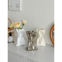 High-end new simple cream-style vase ornaments with high-end living room desktop home restaurant decoration flower arrangement water roses