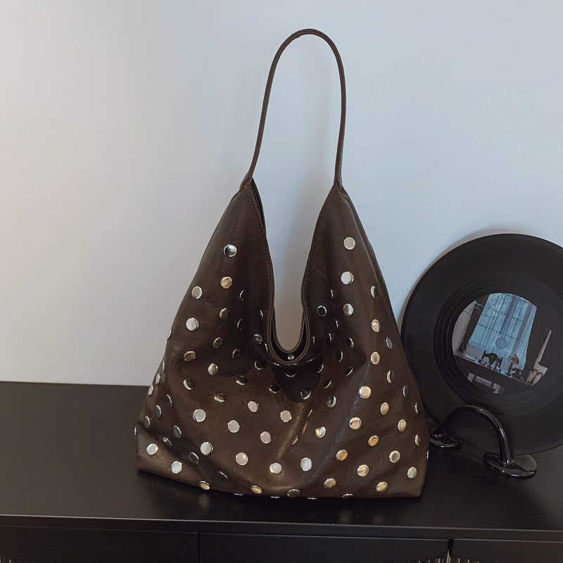 国境を越えたトレンドのスタッズ付きショルダーバッグ、2025年新スタイル、ファッショナブルで多用途、ハイエンドなニッチハンドバッグ。