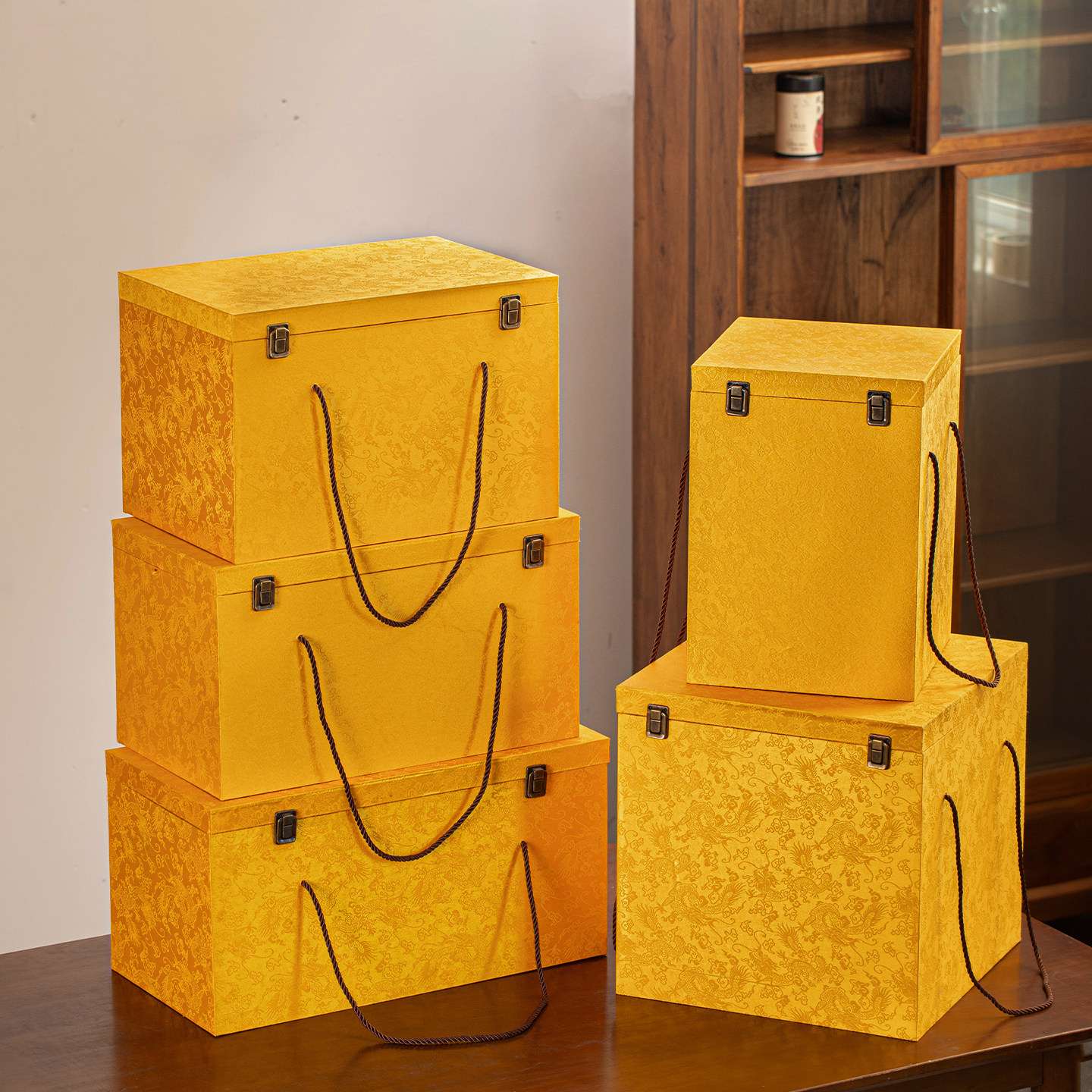 Yellow dragon cloth sponge brocade box, gift box, empty box, tea set, tea cup, porcelain plate, brocade box, collection, gift box, packaging box, rectangular
