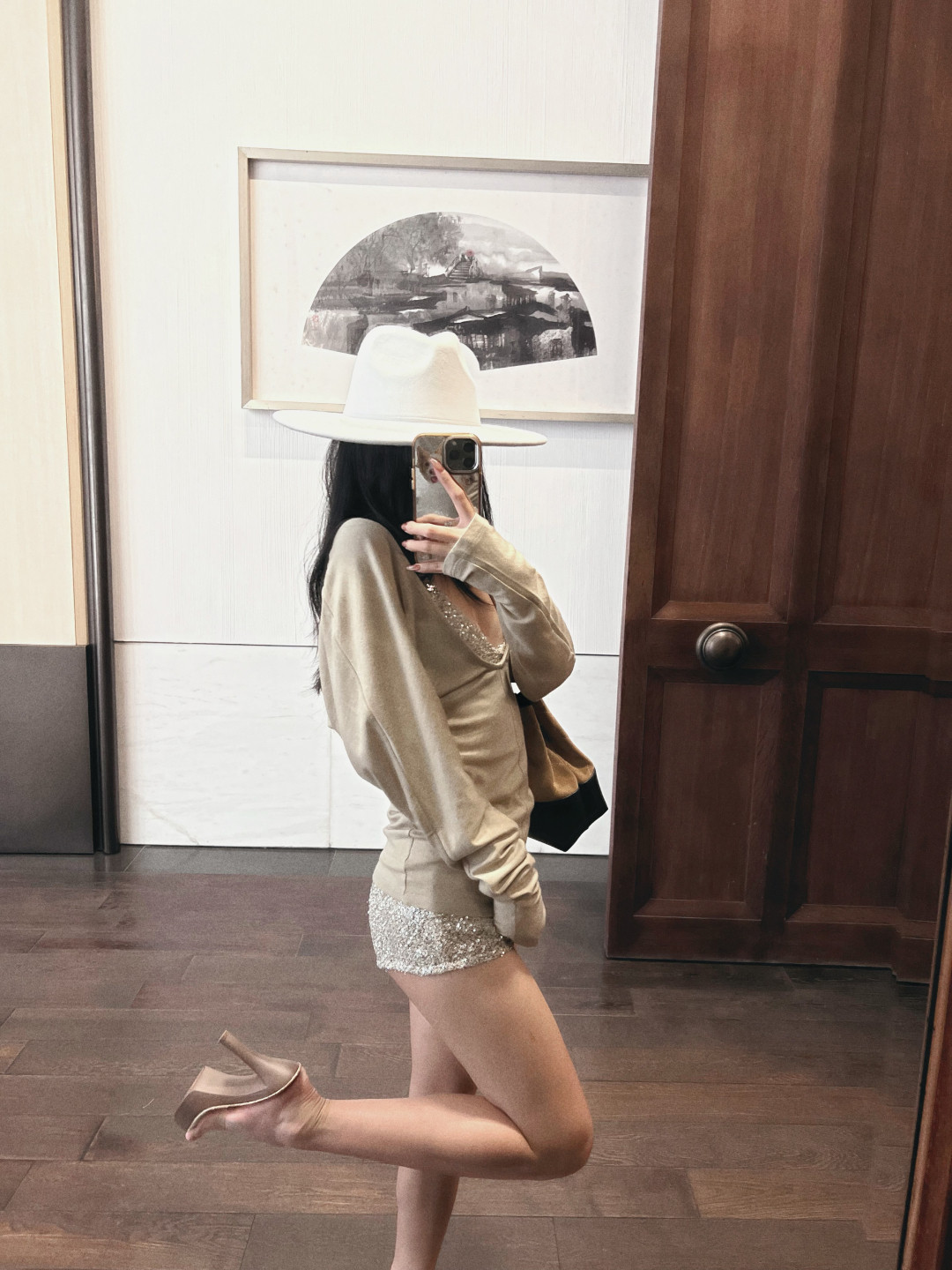 Китайцы одежда наборы 蜜桃姨 杏色亮片t恤长袖秋季紧身女性感深v低胸辣妹修身上衣套装