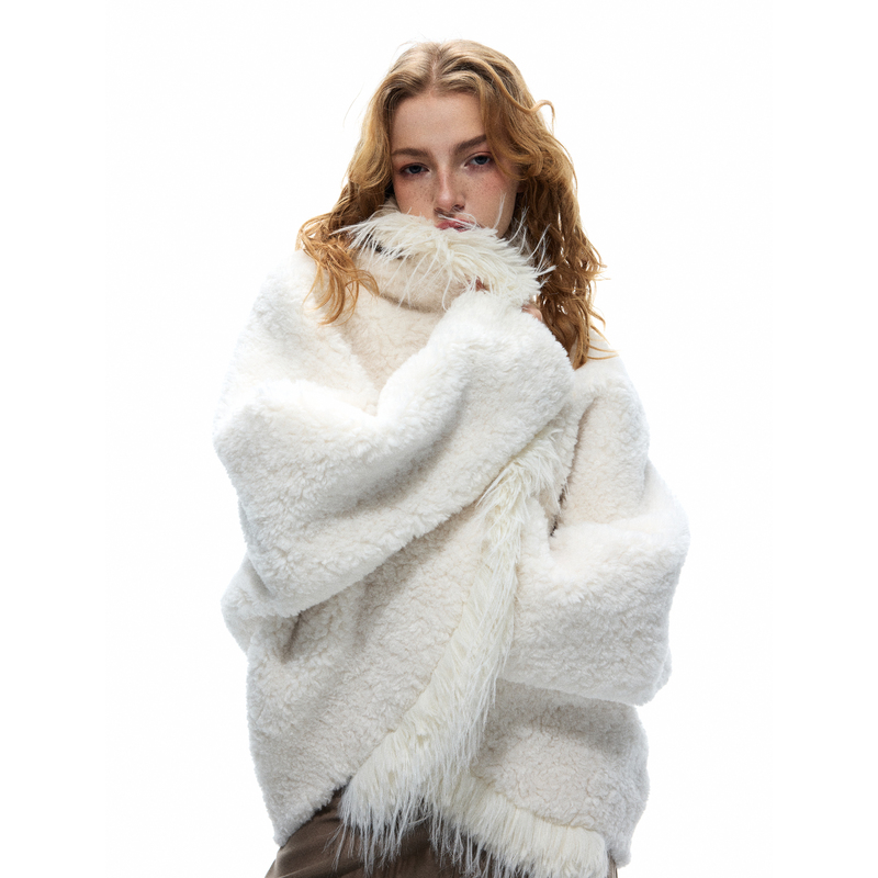 No3Kou'Hokkaido Warm Winter' Elegant Milky White Cocoon-Shaped Cape with Fur Trim and Large Fur Collar Coat