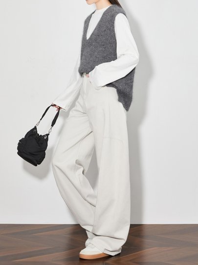 Les conseils de FAESSLIN vous étonneront. Jean pour femme en coton beige à taille haute, pantalon banane long et polyvalent à jambes larges.