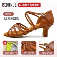 Модернизированная мягкая кожа коричневого цвета, высота каблука 5,5 см.