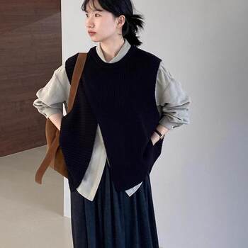 Stylish Black Round-Neck Sleeveless Knitted Vest for Women, Autumn and Winter Layering Sweater, Chic and Unique Top with Slits