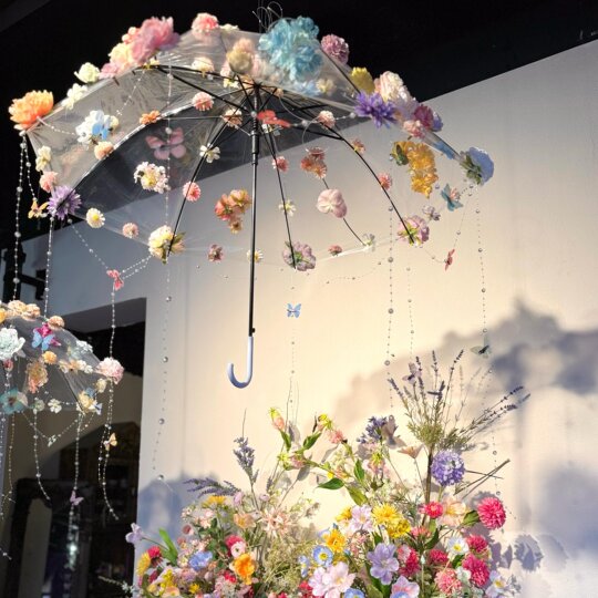 仿真花伞悬浮花店铺氛围布置装饰吸引人背景拍照道具橱窗打卡布置